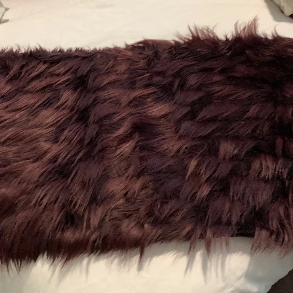 NWOT TAHARI Table Runner